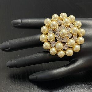 Elegant Gold Pearl Cluster Ring. 0453